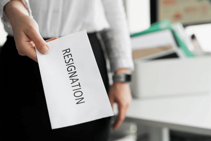 karyawan menyerahkan surat pengunduran diri