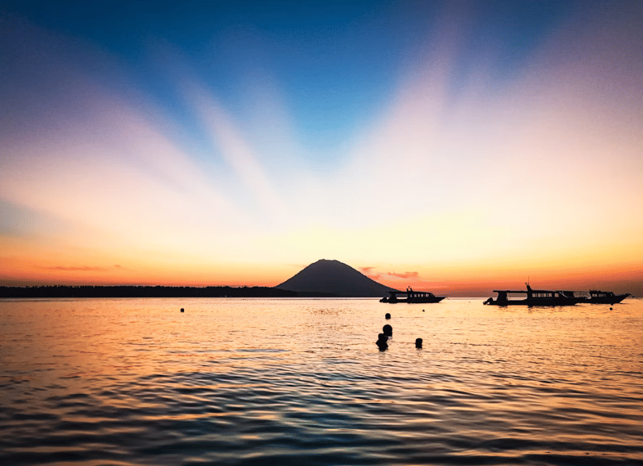 pemandangan matahari terbenam di Bunaken