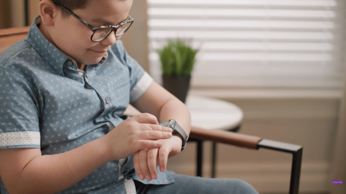 ilustrasi menggunakan Apple Watch untuk anak