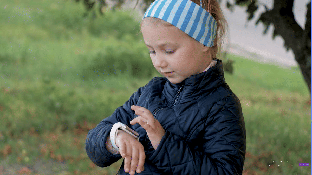 ilustrasi anak menggunakan Apple Watch