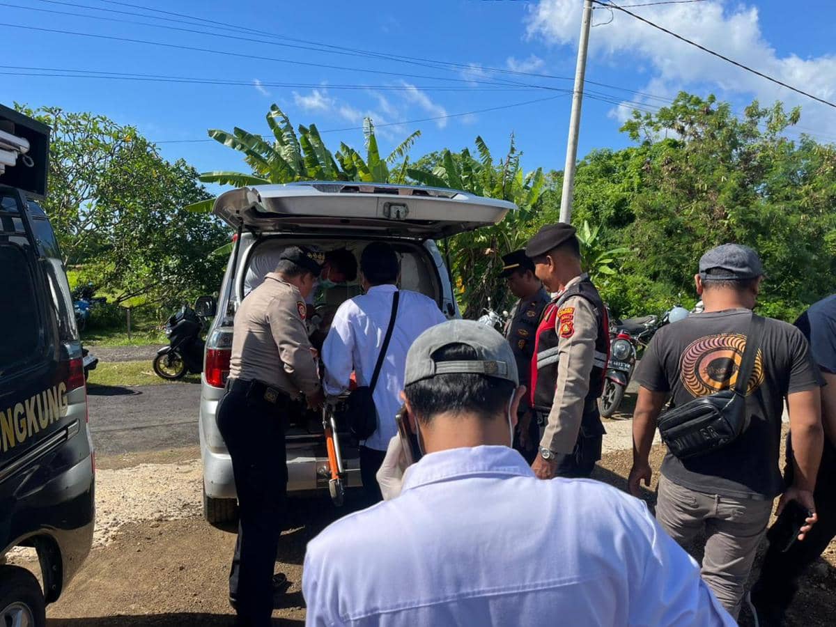 Aparat saat mengamankan pria mabuk yang sempat berbuat onar di Desa Jumpai, Klungkung.