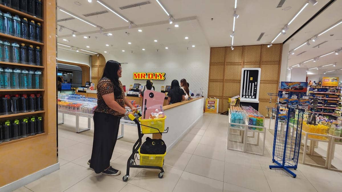 ilustrasi belanja di MR.DIY