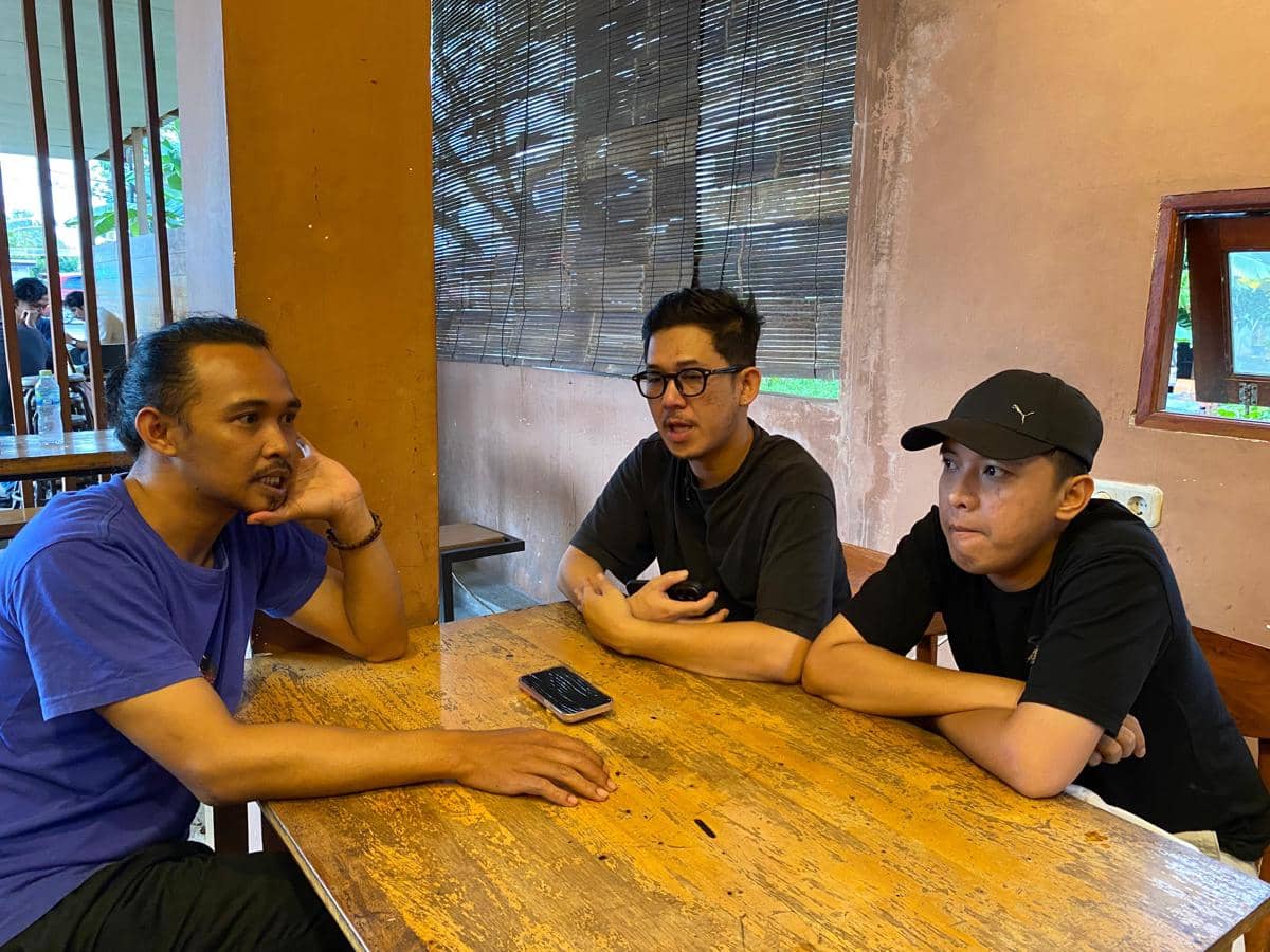 Tiga personel Coffternoon. 