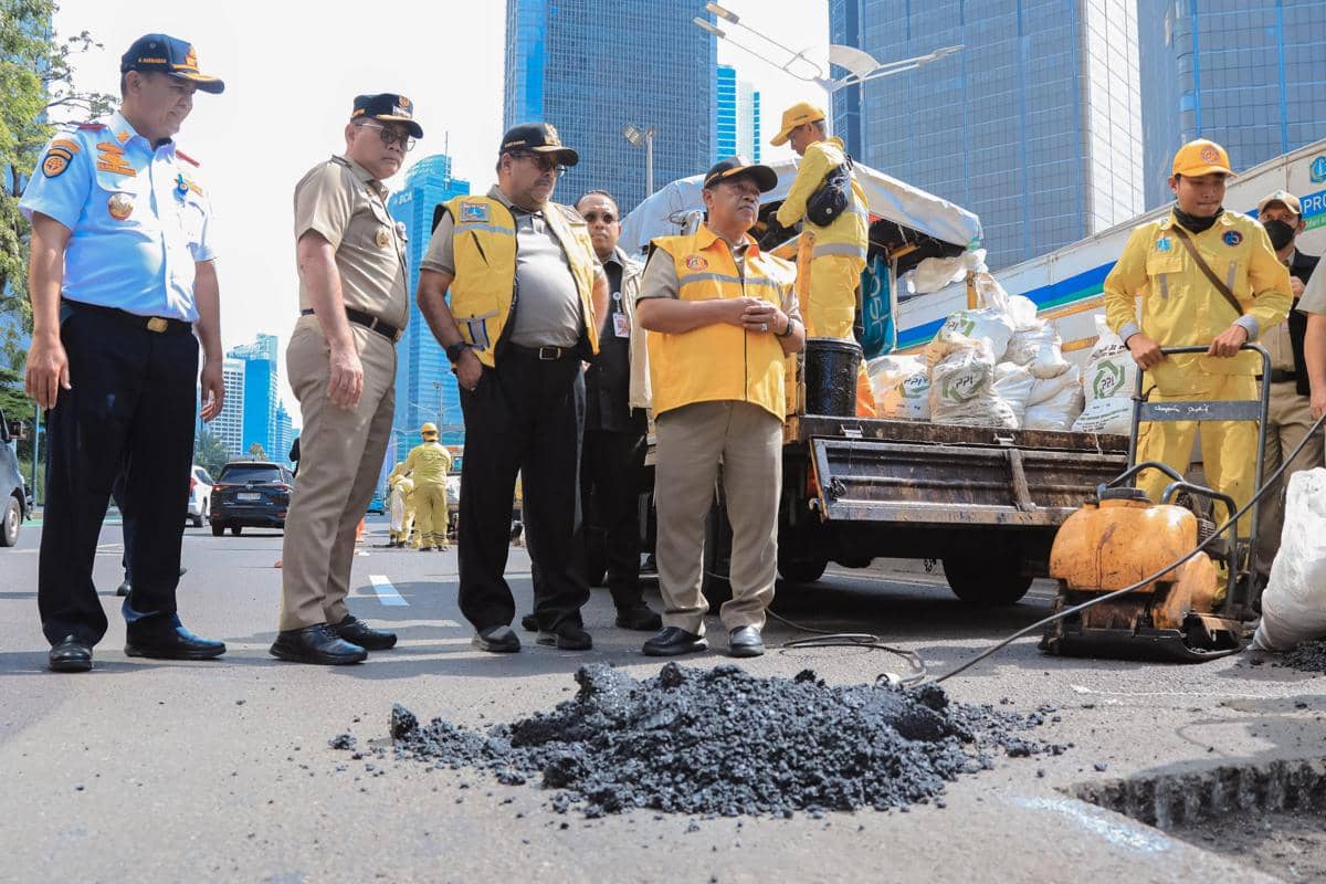 Wakil Gubernur (Wagub) DKI Jakarta, Rano Karno tinjau lokasi perbaikan jalan rusak akibat curah hujan tinggi di sepanjang Jalan M.H. Thamrin, Jakarta Pusat.