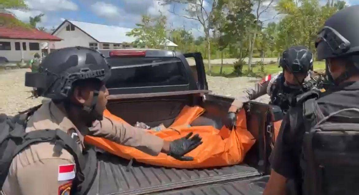Polisi evakuasi jenazah Daniel Datti yang tewas diserang oleh anggota TPNPB Kodap XVI Yahukimo. (IDN Times/Satgas Humas ODC)