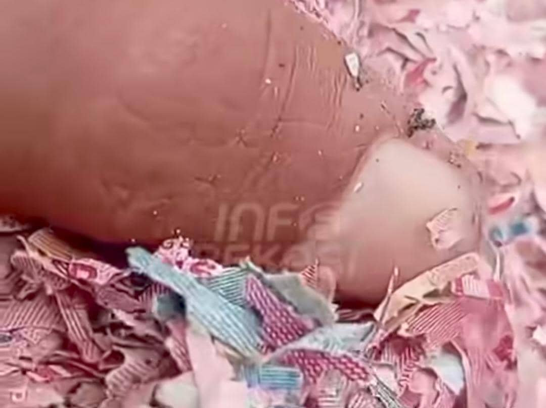 Cacahan uang asli ditemukan di TPS Liar, Kabupaten Bekasi. 