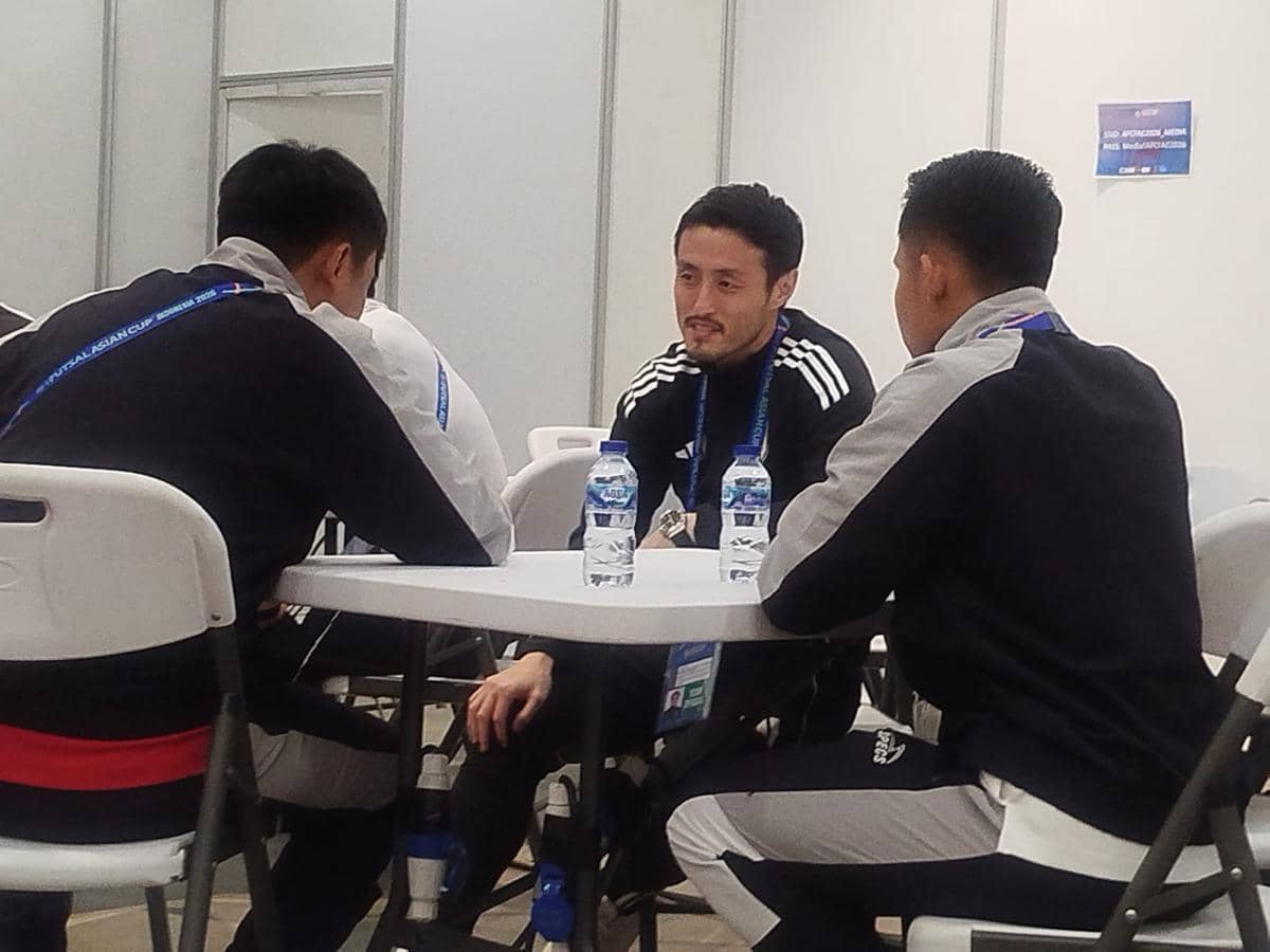 Pelatih Jepang, Kensuke Takahashi, bercengkerama dengan para pemain Timnas Futsal Indonesia