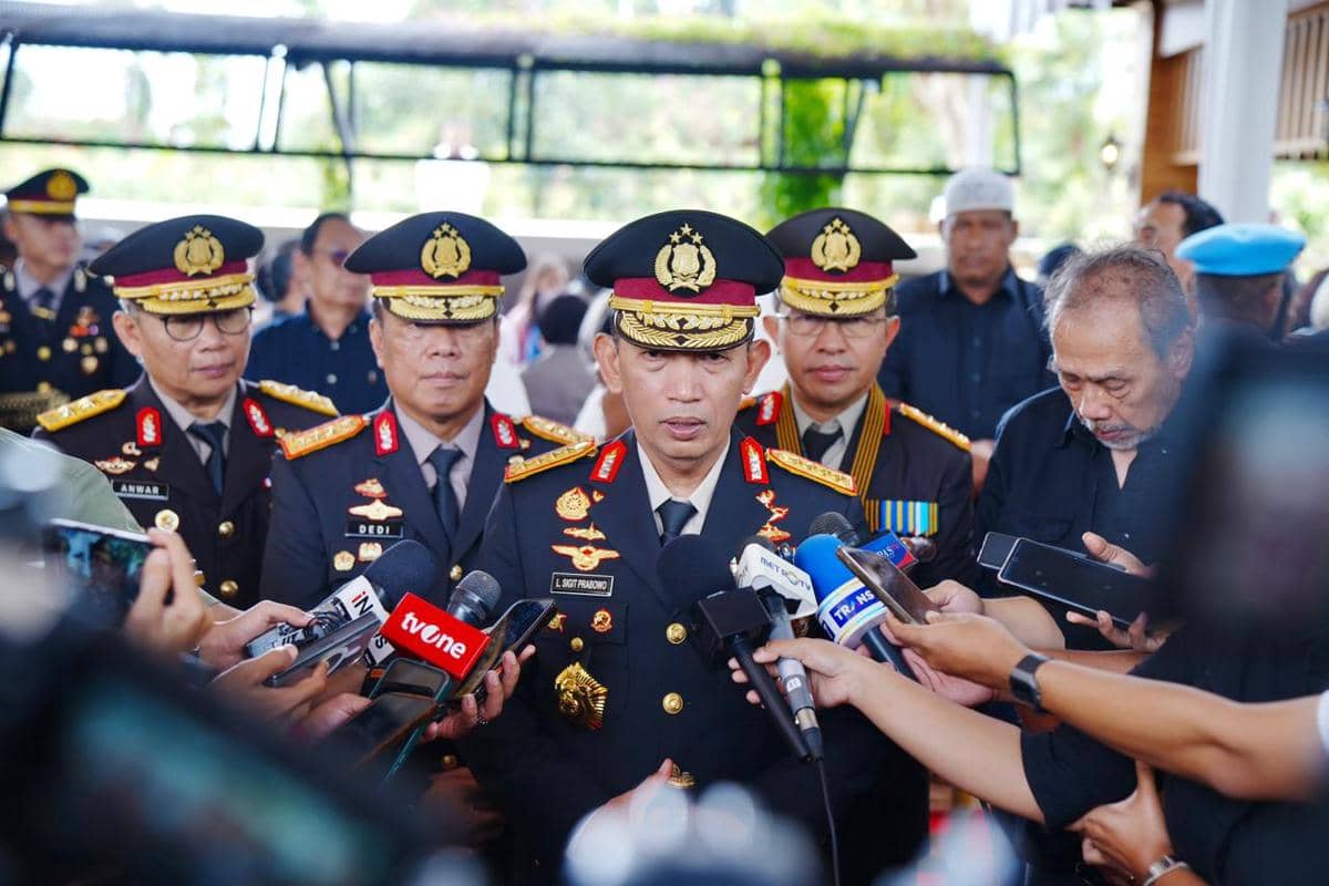 Kapolri Jenderal Listyo Sigit Prabowo menghadiri prosesi pemakaman Meriyati Hoegeng atau Eyang Meri, istri dari mantan Kapolri Jenderal (Purn) Hoegeng Iman Santoso