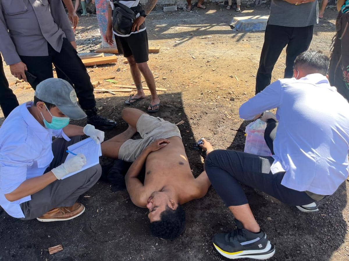 Aparat saat mengamankan pria mabuk yang sempat berbuat onar di Desa Jumpai, Klungkung. 