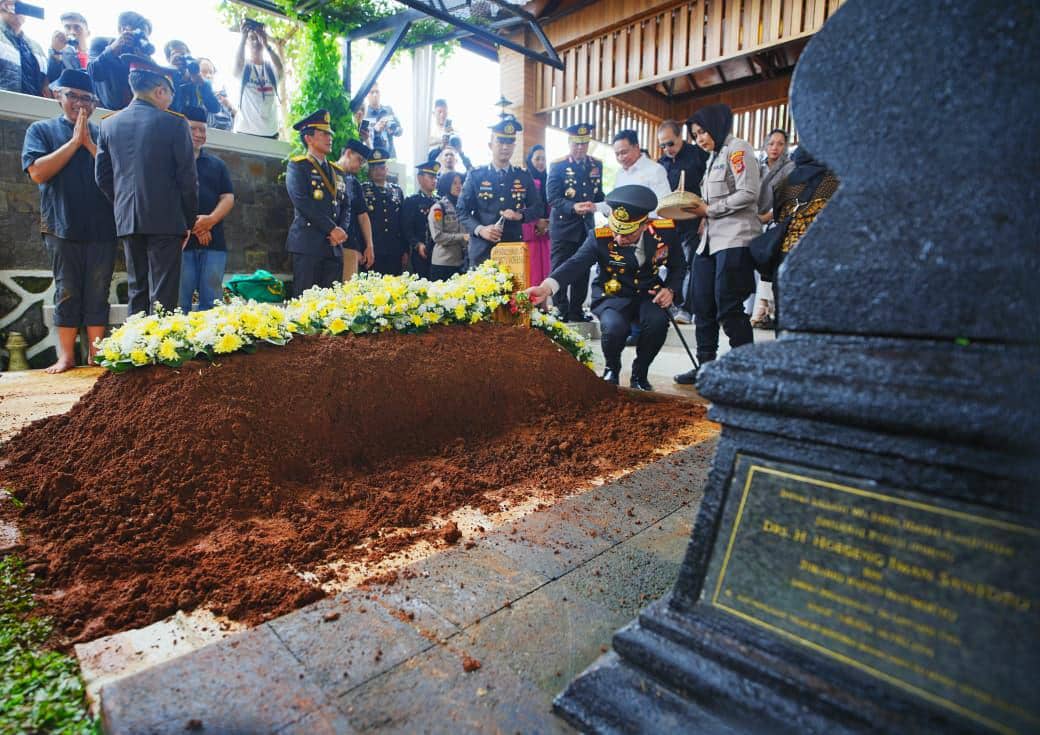 Kapolri Jenderal Listyo Sigit Prabowo menghadiri prosesi pemakaman Meriyati Hoegeng atau Eyang Meri, istri dari mantan Kapolri Jenderal (Purn) Hoegeng Iman Santoso