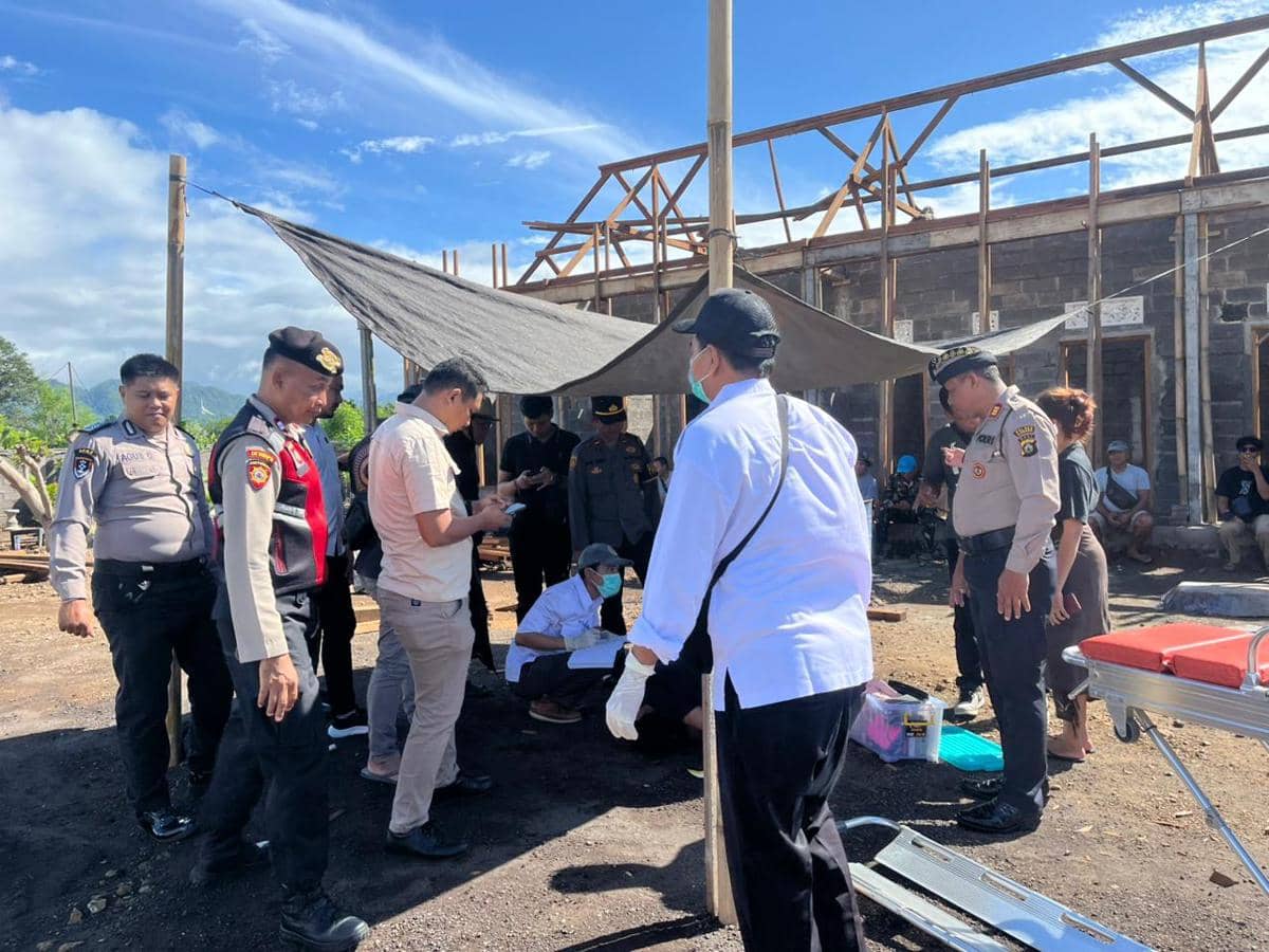 Aparat saat mengamankan pria mabuk yang sempat berbuat onar di Desa Jumpai, Klungkung.