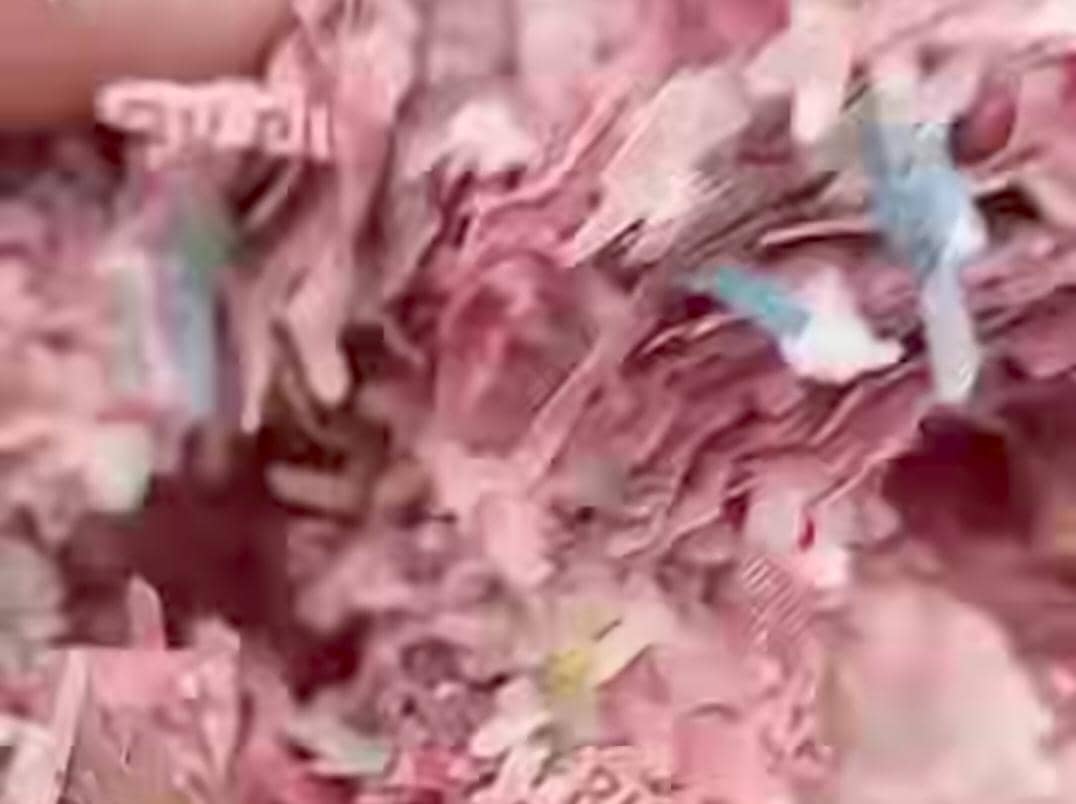 Cacahan uang asli ditemukan di TPS Liar, Kabupaten Bekasi. 