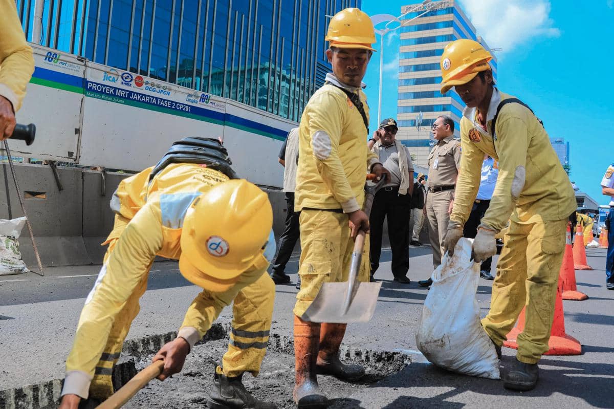 Wakil Gubernur (Wagub) DKI Jakarta, Rano Karno tinjau lokasi perbaikan jalan rusak akibat curah hujan tinggi di sepanjang Jalan M.H. Thamrin, Jakarta Pusat.