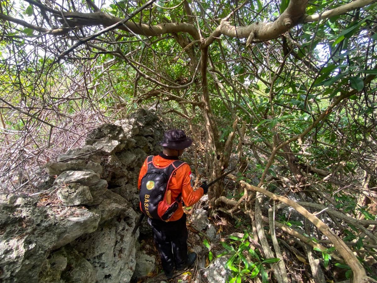 Tim SAR mencari seorang pria lansia yang dilaporkan tersesat di daerah perkebunan Alasa, Desa Tanete, Kecamatan Bontomatene, Kabupaten Kepulauan Selayar. (Dok. Basarnas Makassar)