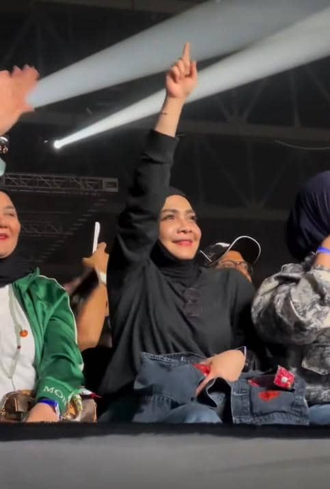 Artis Nonton Konser Bryan Adams di Jakarta (instagram.com/rieta_amilia)