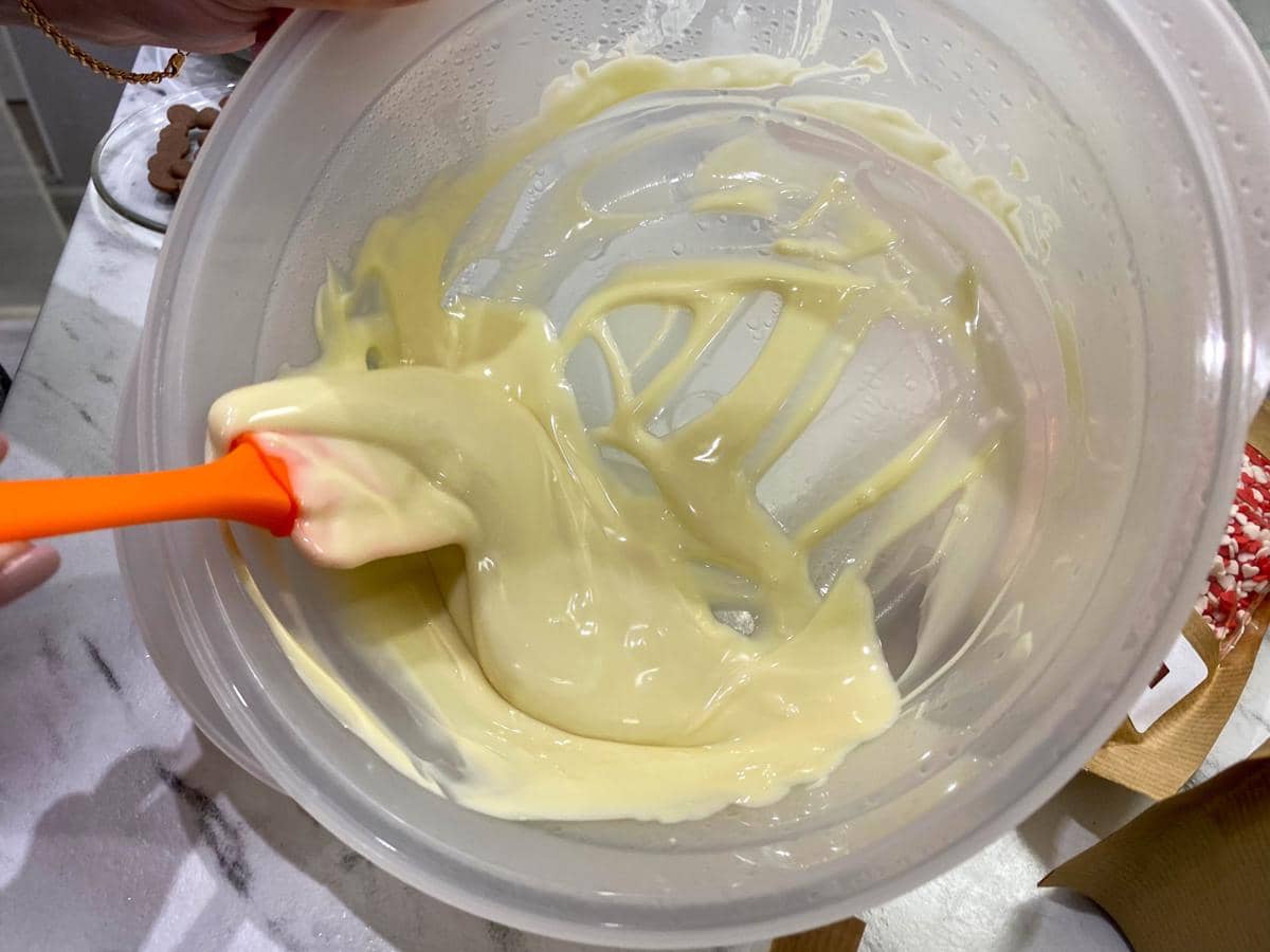 Lelehkan white chocolate 