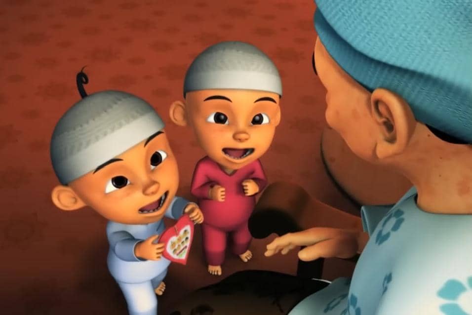 Upin dan Ipin menghadiahi Opah mereka kartu ucapan berbentuk love tepat di peringatan hari ibu