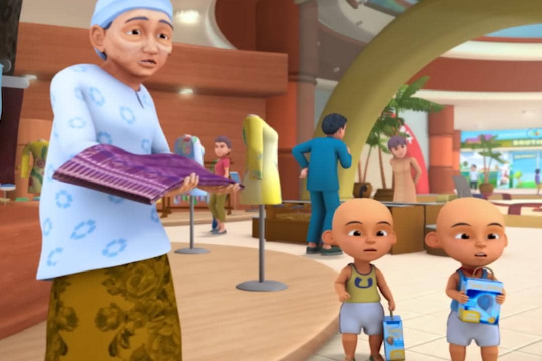 Opah, Upin, Ipin, dan Kak Ros berkeliling gedung barang Malaysia untuk melihat-lihat dan membeli beberapa barang