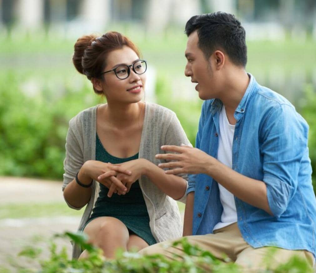 mendengarkan pasangan (freepik.com/pressfoto)