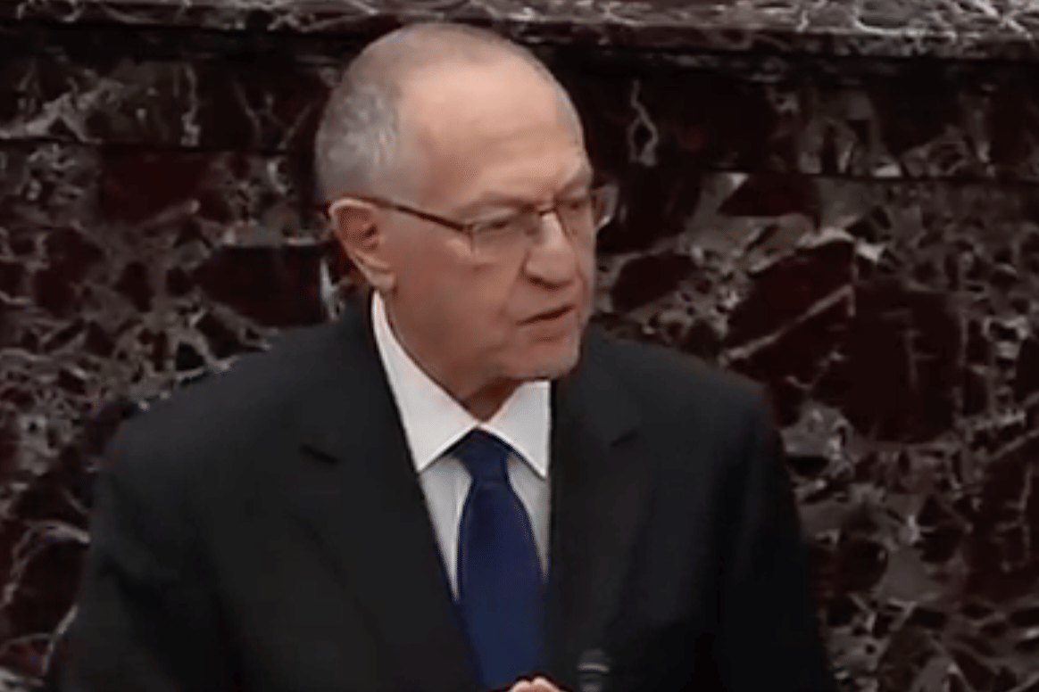 Alan Dershowitz berargumentasi di hadapan Senat AS selama sidang pemakzulan Donald Trump.