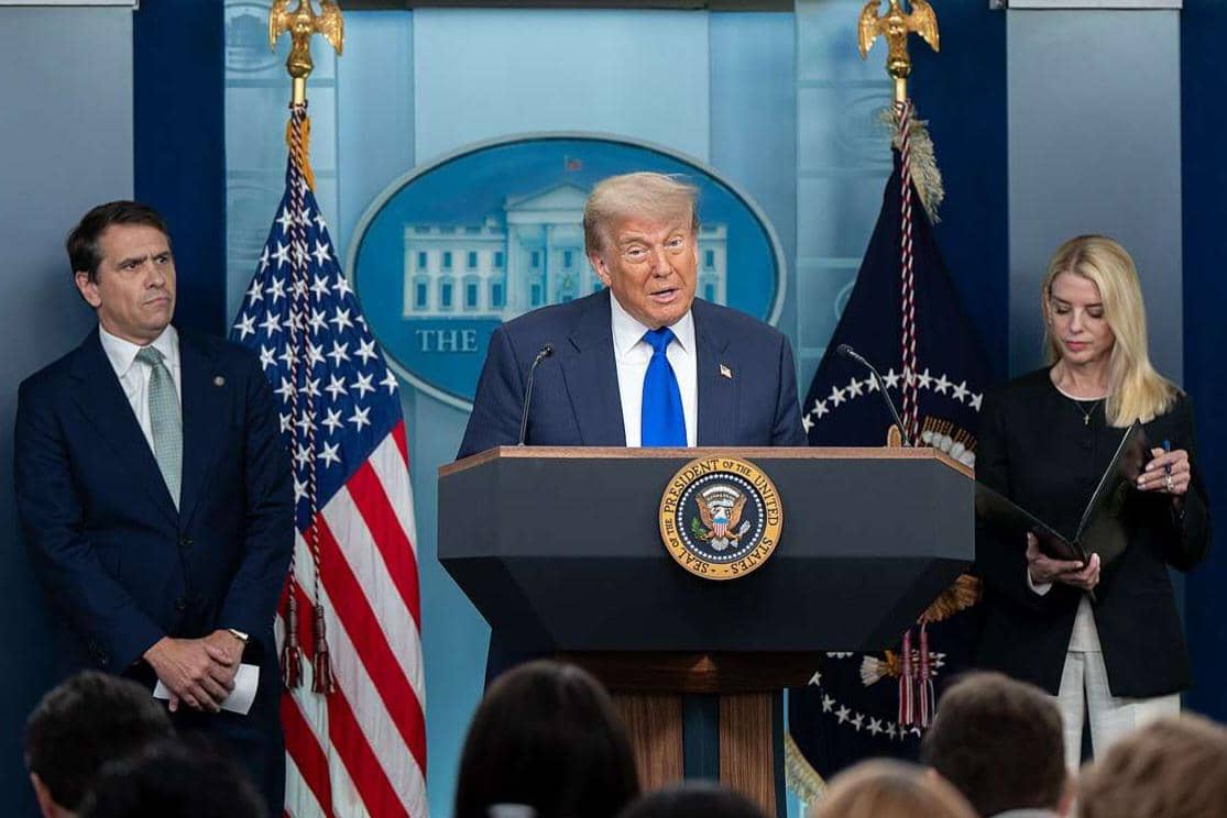 Presiden Donald Trump mengadakan konferensi pers bersama Jaksa Agung Pam Bondi dan Wakil Jaksa Agung Todd Blanche di Ruang Konferensi Pers James S. Brady pada hari Jumat, 27 Juni 2025.