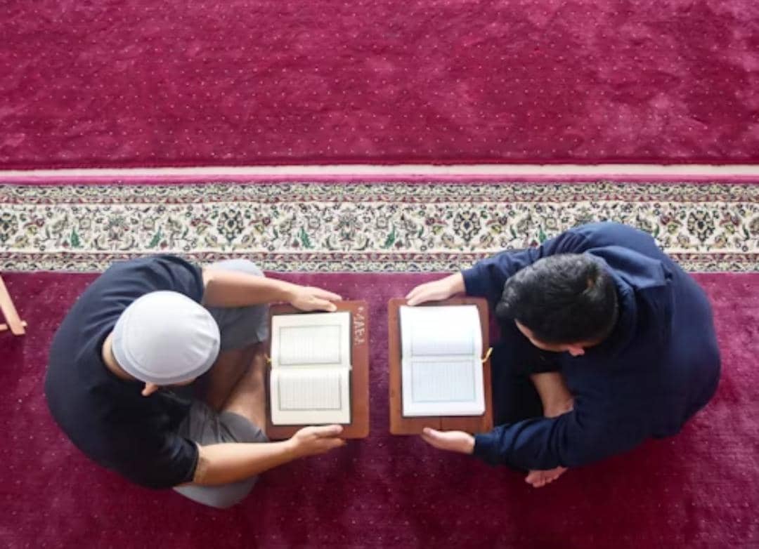 Ilustrasi membaca alquran bersama