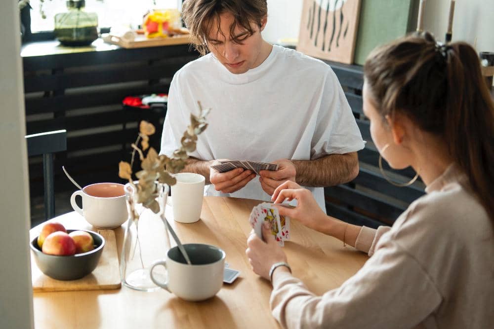 ilustrasi bermain kartu dengan pasangan