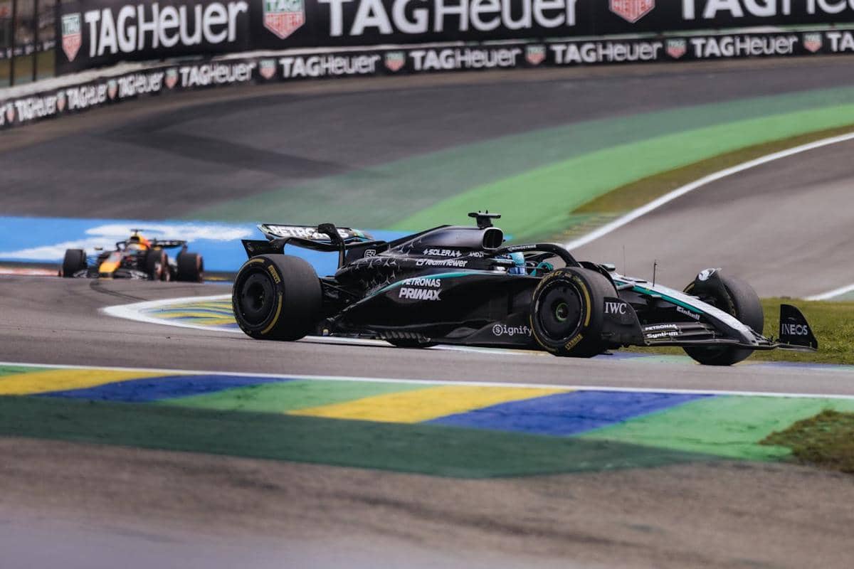 Ilustrasi pembalap Mercedes di Formula 1