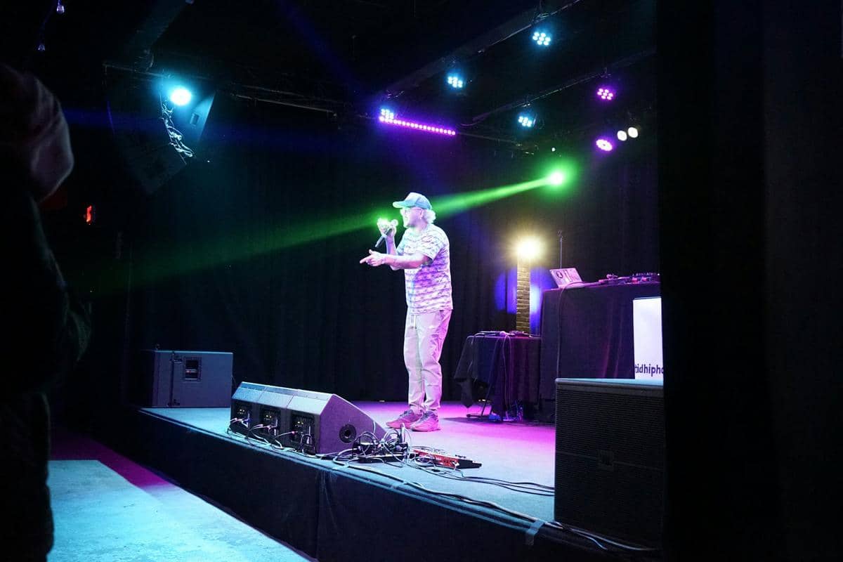 ilustrasi stand-up komedian 