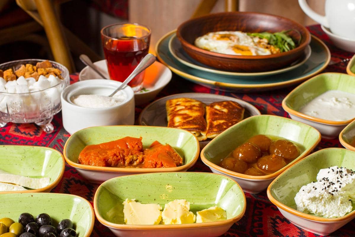 Ilustrasi suasana bukber dengan menu oriental dan nusantara