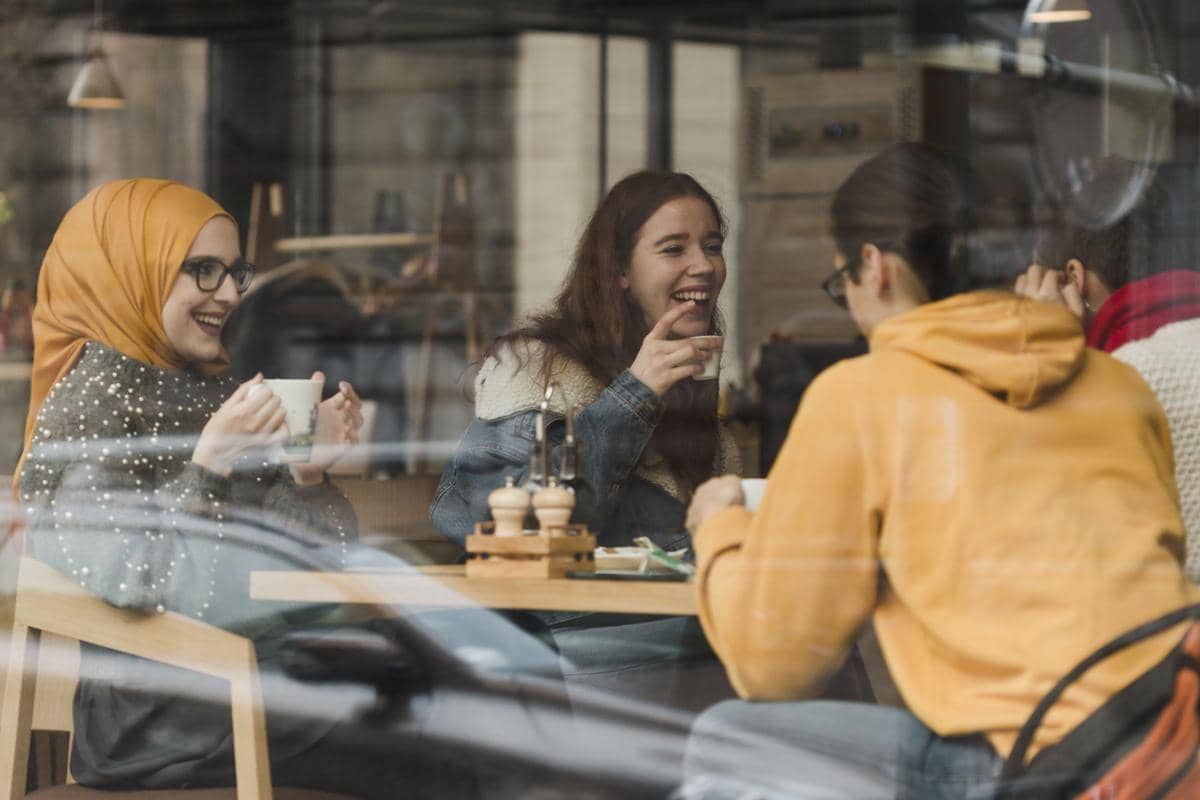 Ilustrasi ambience kafe estetik untuk bukber