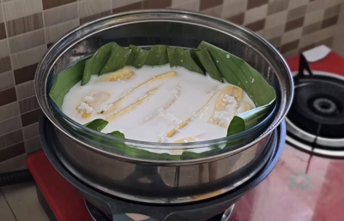 ilustrasi mengukus lengat pisang