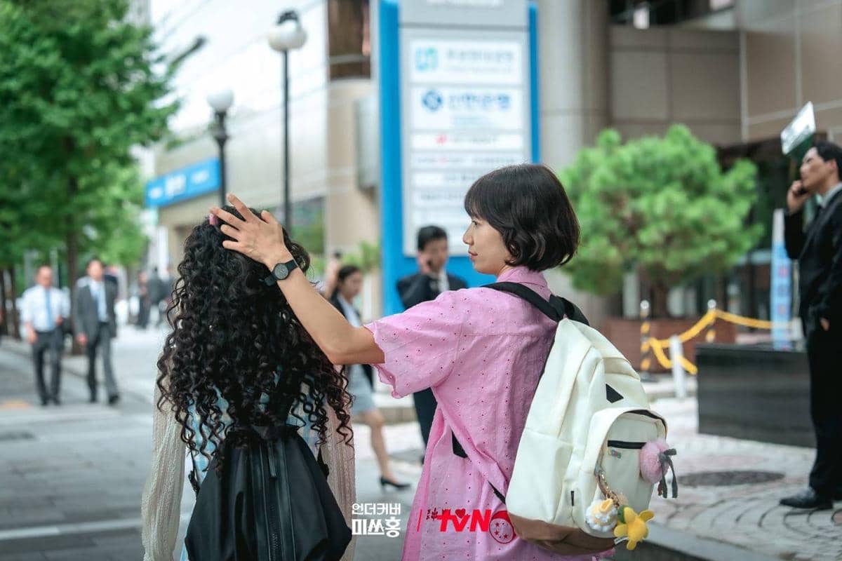 Cuplikan adegan drakor Undercover Miss Hong