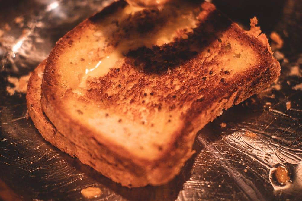 ilustrasi memanggang kue di atas teflon