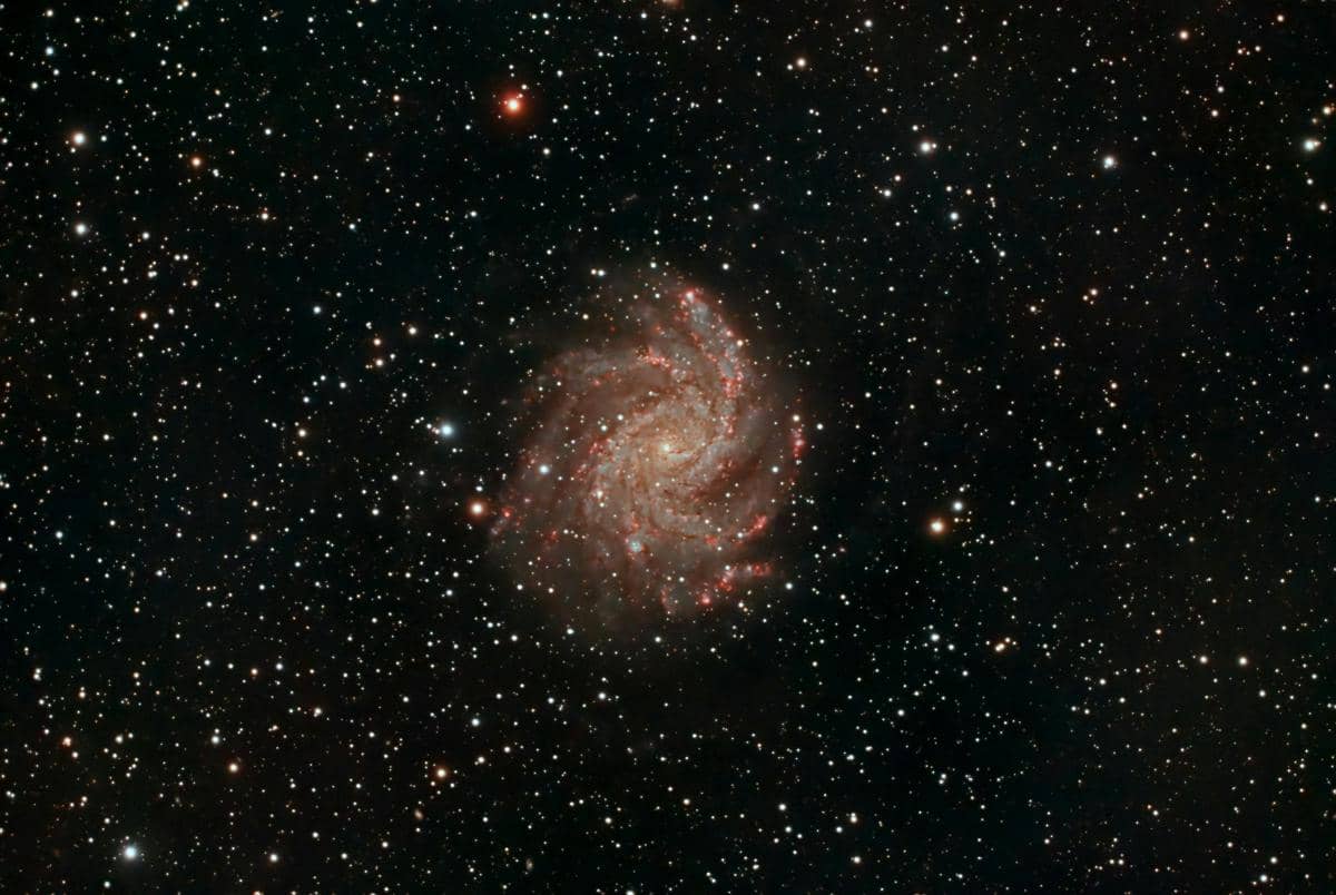 Black Hole di tengah sebuah galaksi (https://www.pexels.com/Daniel%20Cid)