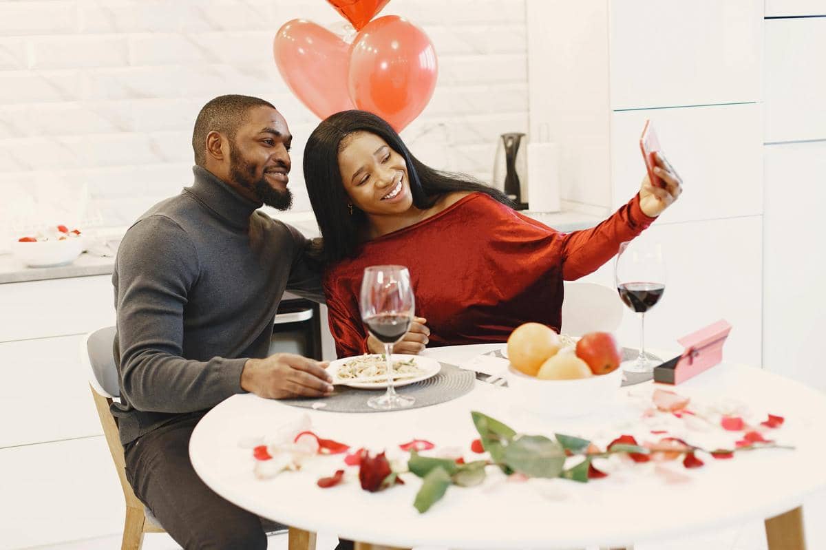 ilustrasi pasangan selfie bareng