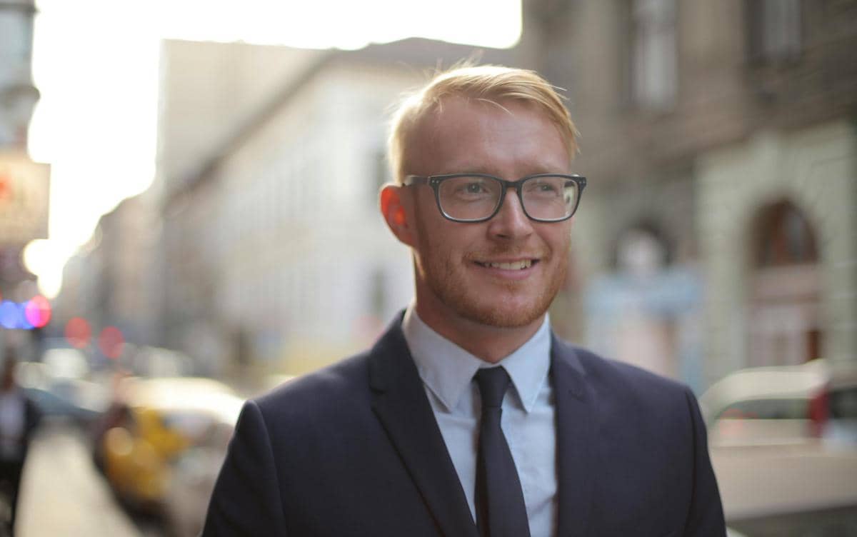 ilustrasi bentuk kacamata pria untuk wajah bulat (pexels.com/Andrea Piacquadio)