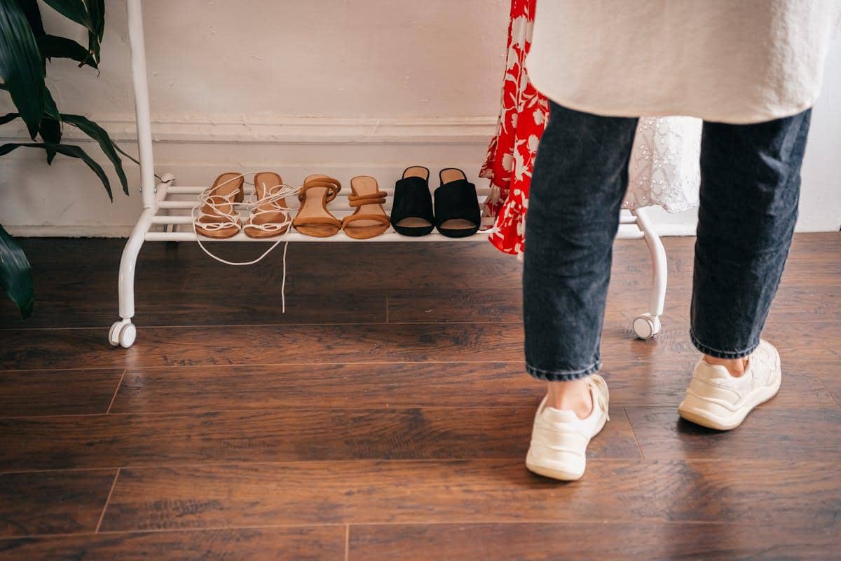 ilustrasi menata sepatu di rak sepatu dengan rapi