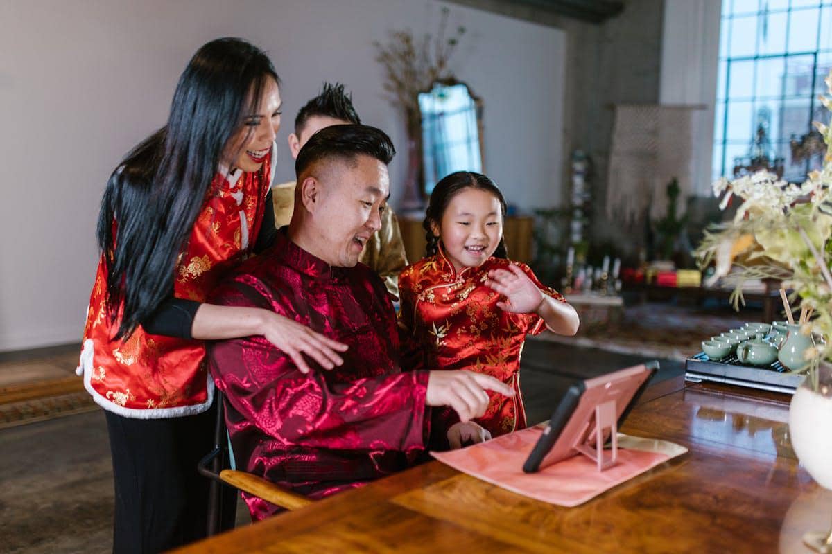 ilustrasi menaruh cermin besar di samping ruang tamu 