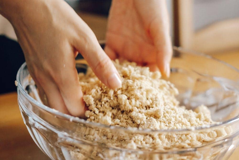 ilustrasi menghancurkan biskuit