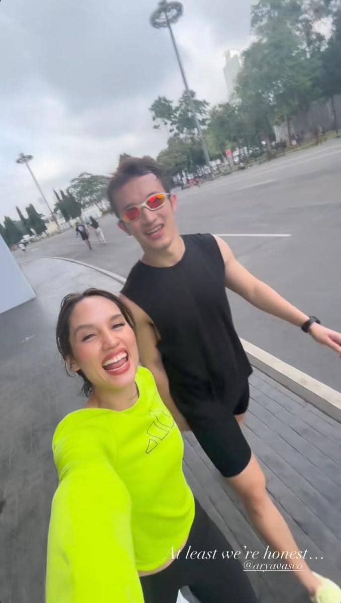 Cinta Laura dan Arya Vasco jogging pagi bersama.