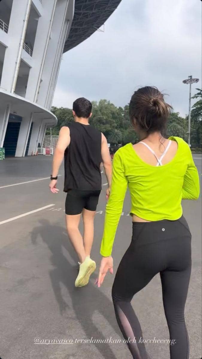 Cinta Laura dan Arya Vasco jogging pagi bersama.