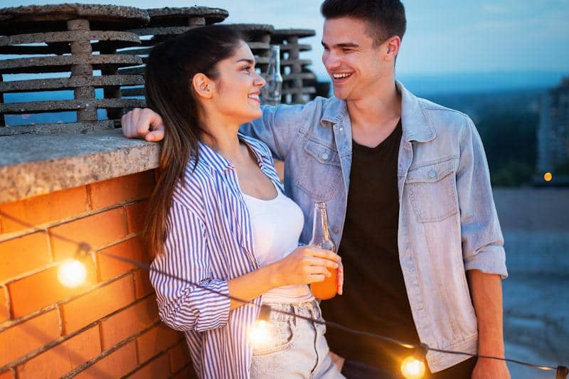 ilustrasi pasangan berbicara