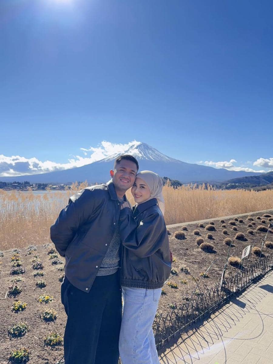 Keluarga Kesha Ratuliu ke Gunung Fuji