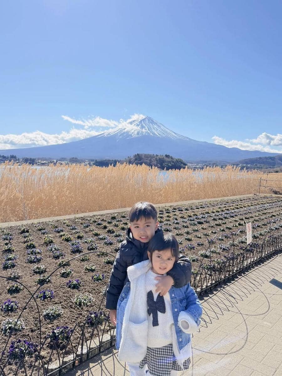 Keluarga Kesha Ratuliu ke Gunung Fuji