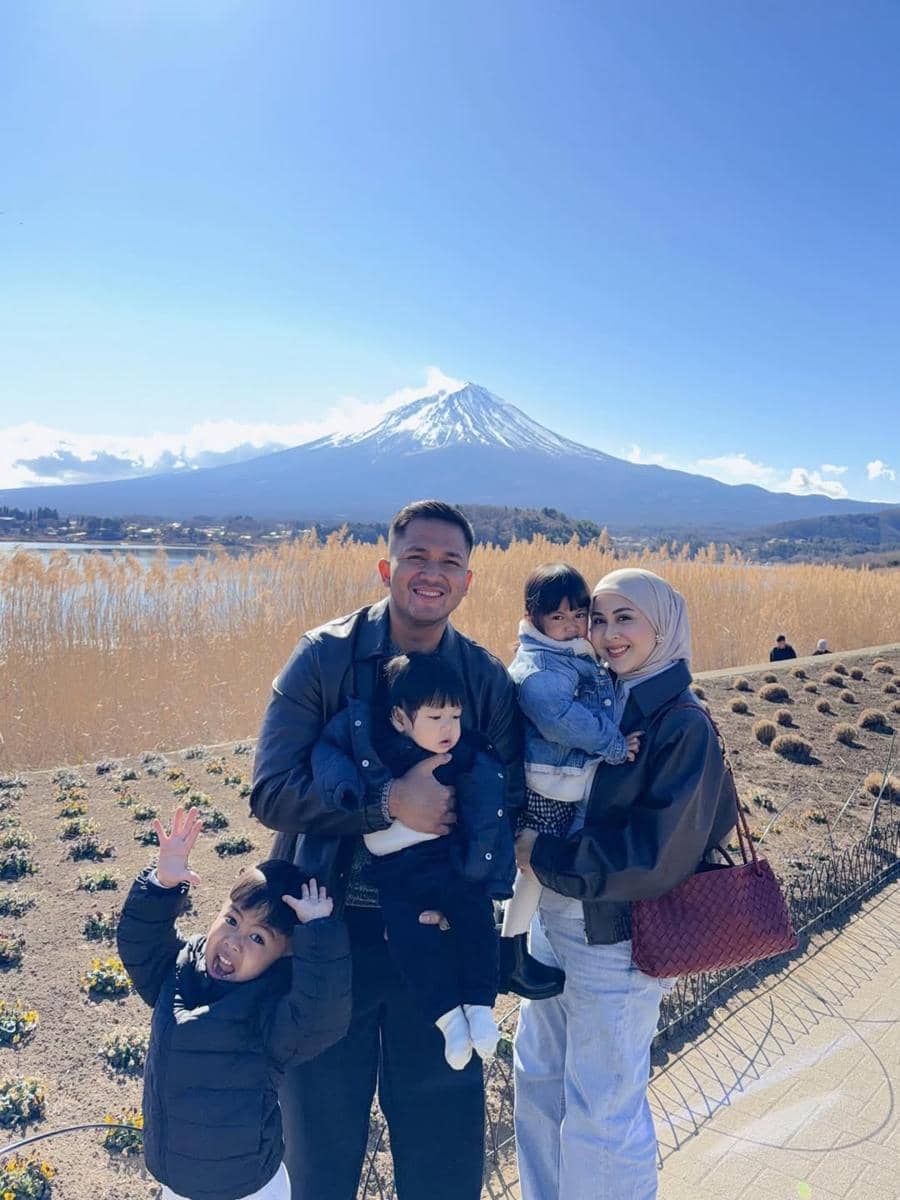Keluarga Kesha Ratuliu ke Gunung Fuji