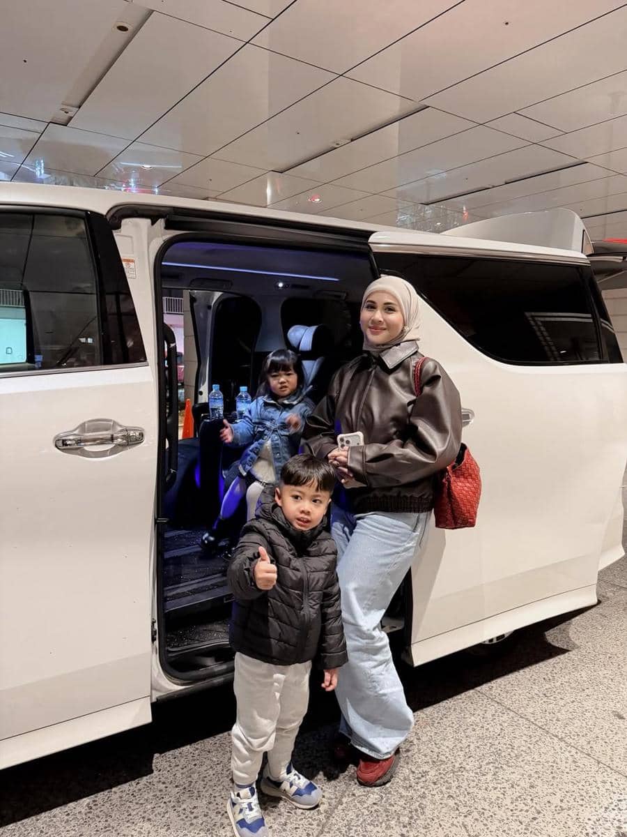 Keluarga Kesha Ratuliu ke Gunung Fuji