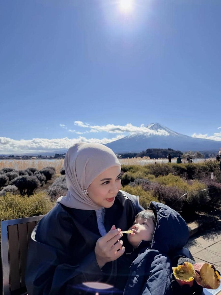 Keluarga Kesha Ratuliu ke Gunung Fuji