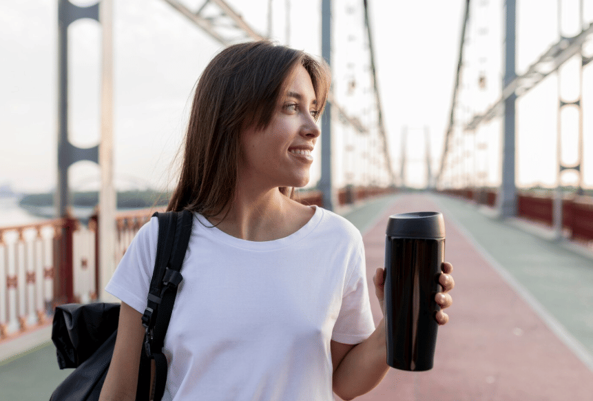 ilustrasi traveling membawa tumbler