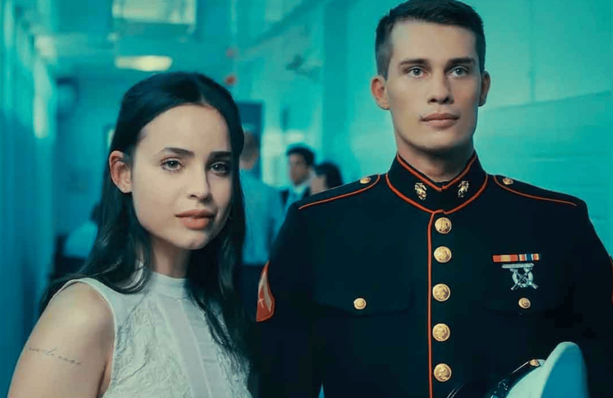 cuplikan film Purple Hearts